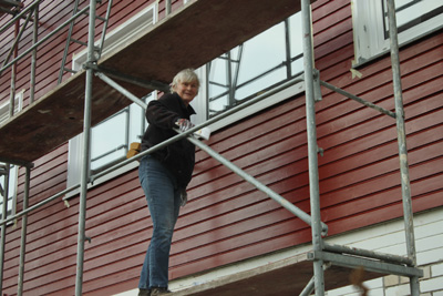 Maria streicht die Fensterrahmen