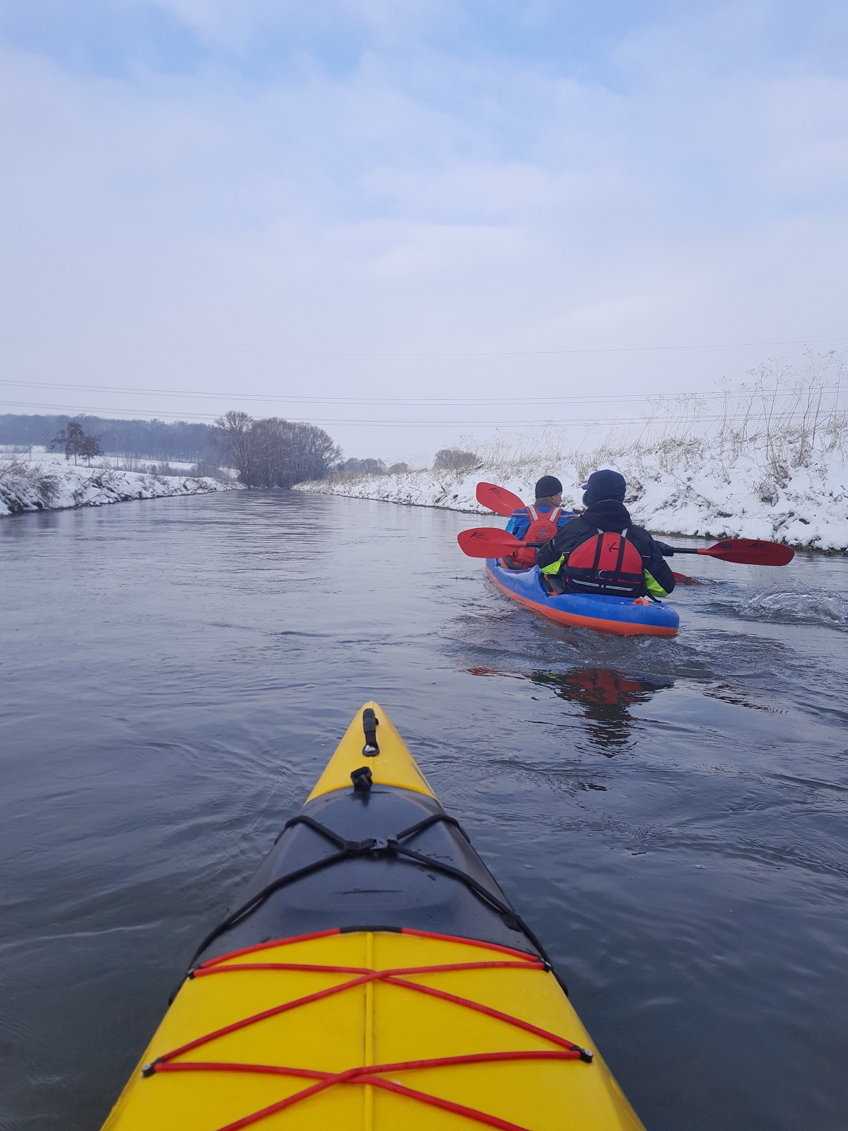 Schneepaddeln auf der Leine