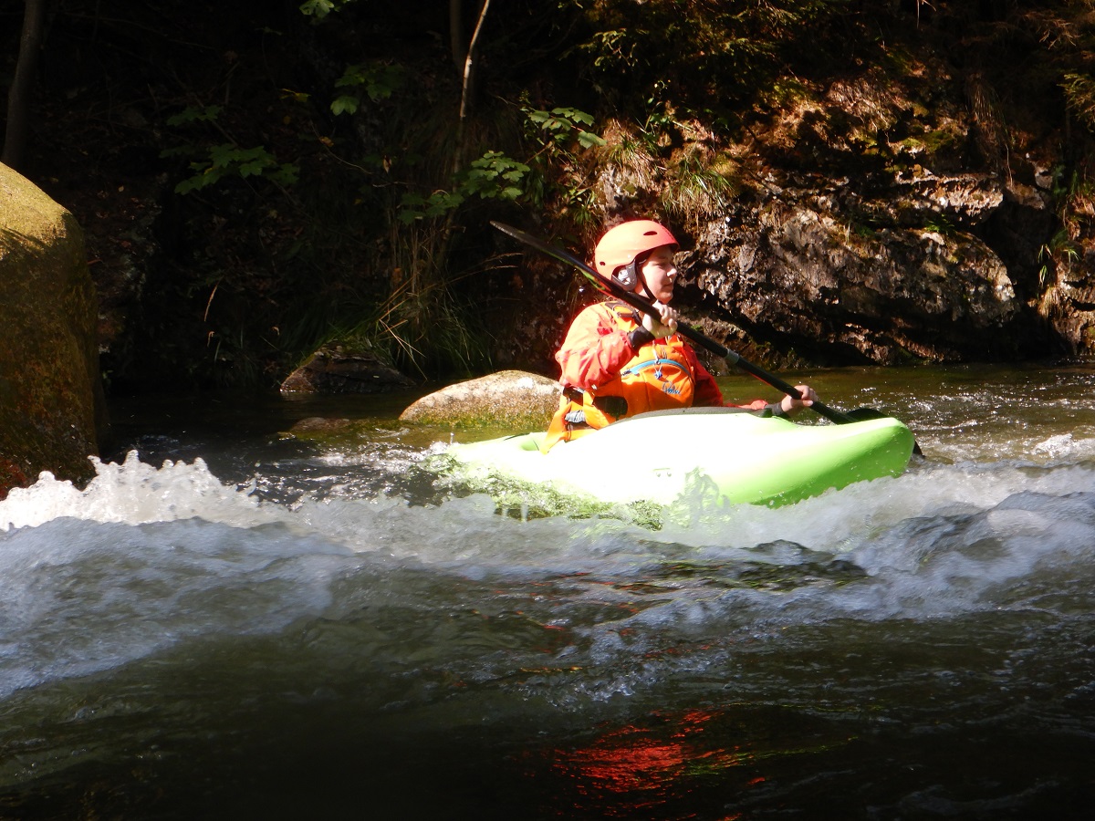 Anfängerin beim Wildwasserpaddeln auf der Oker