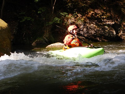 Anfängerin beim Wildwasserpaddeln auf der Oker